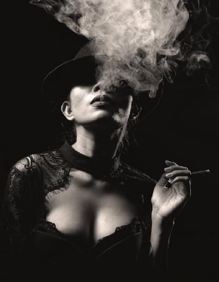 Rauchende Dame