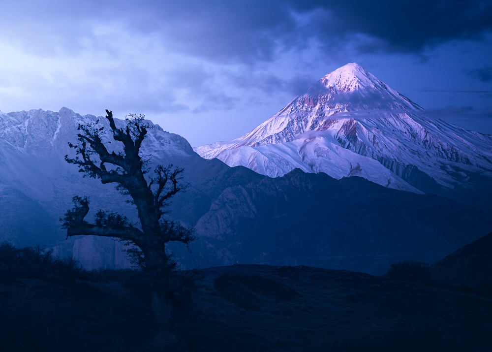 Mount Damavand in Blue Moments von Majid Behzad
