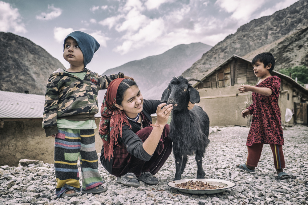 Kinder und eine Ziege im Dorf Padrud von Marcel Rebro
