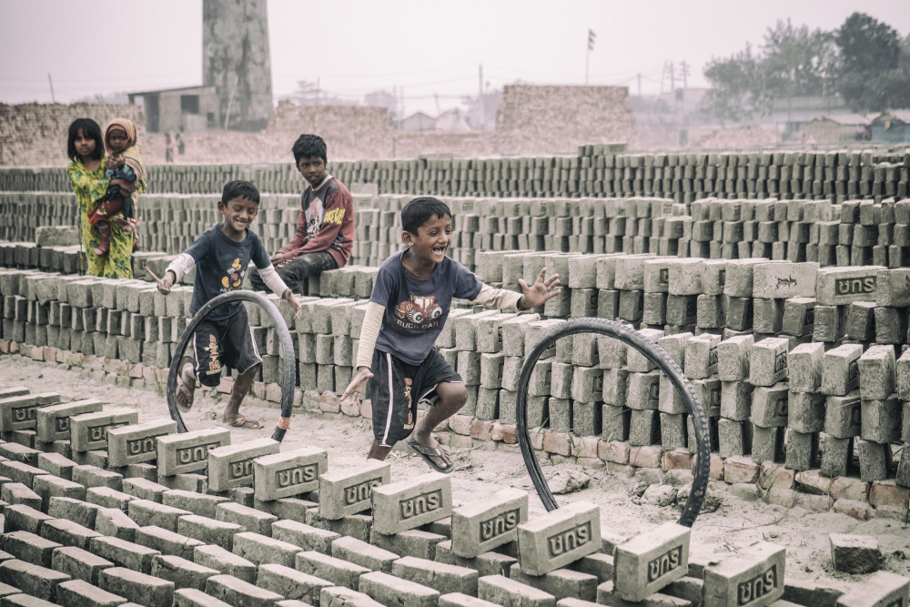 Kinderspiele in der Ziegelei in Dhaka von Marcel Rebro