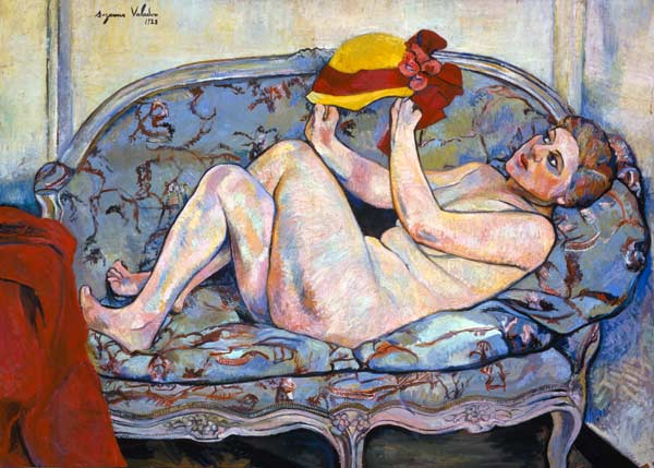 Liegender weiblicher Akt auf einer Chaiselongue mit Hut in der Hand. von Marie Clementine (Suzanne) Valadon