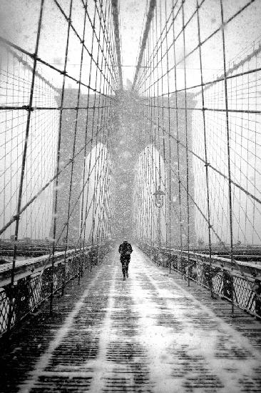 New York Walker im Blizzard - Brooklyn Bridge