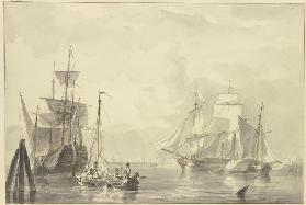 In ruhigem Wasser liegen mehrere Schiffe, links ein Boot mit drei Mann und gerafftem Segel, rechts B