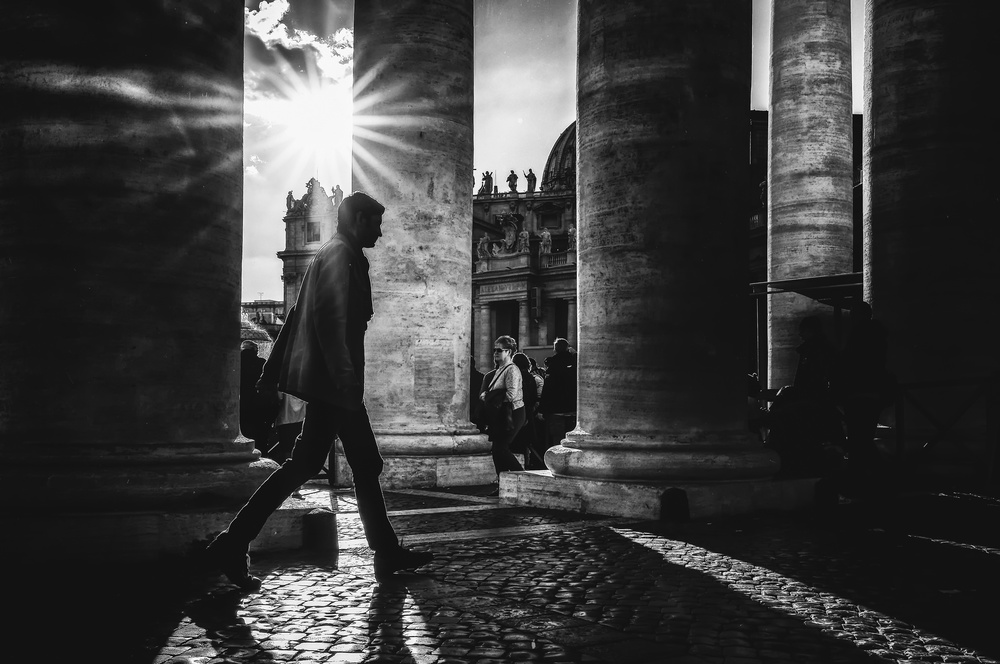 Zwischen Licht und Schatten wandeln von Massimiliano Mancini