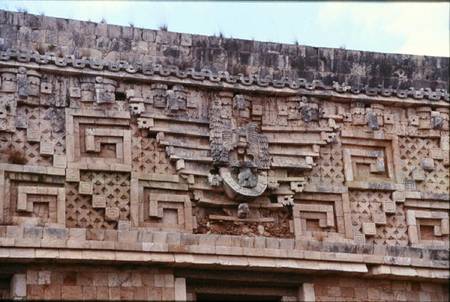 Carving detail from the Nunnery Quadrangle, Late Classic Maya von Mayan