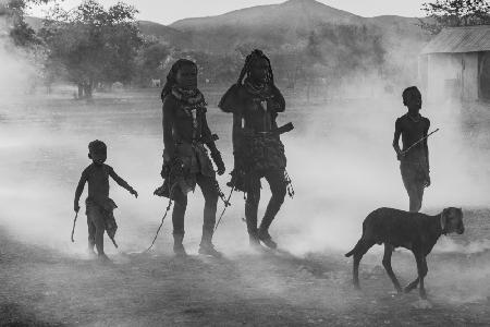 Simba-Kinder kehren vom Weiden zurück