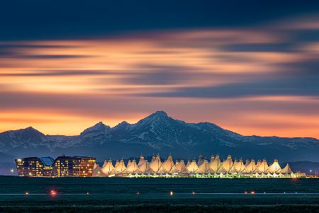 Denver International Airport in der Abenddämmerung mit Longs Peak als Hintergrund