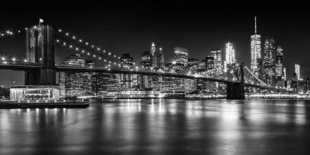 MANHATTAN SKYLINE & BROOKLYN BRIDGE Idyllische Nachtansicht | Panorama Monochrom