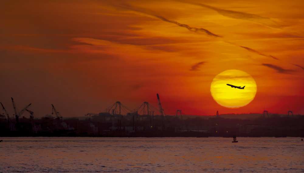 Sunset: New York Harbor von Michael Castellano
