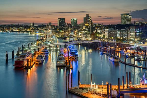 Blick über den Niederhafen in Hamburg von Michael Valjak