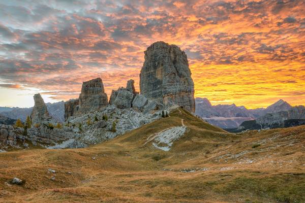 Cinque Torri in den Dolomiten bei Sonnenaufgang von Michael Valjak