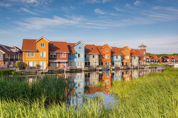 Häuser im Reitdiephaven in Groningen in den Niederlanden von Michael Valjak
