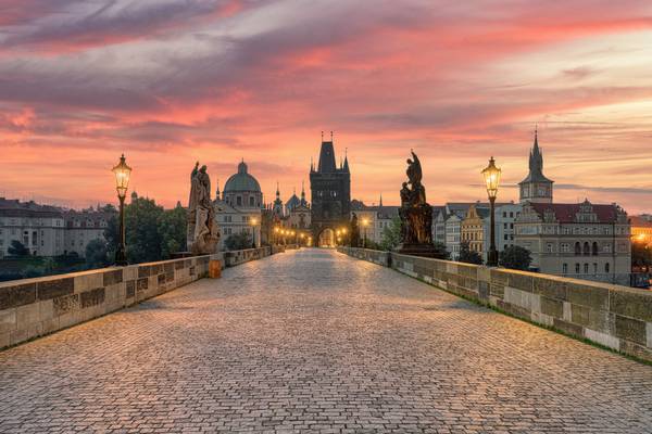Karlsbrücke Prag am frühen Morgen von Michael Valjak