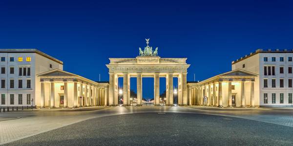 Morgendämmerung beim Brandenburger Tor in Berlin von Michael Valjak