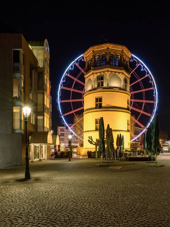 Schlossturm in Düsseldorf und rotes Riesenrad von Michael Valjak