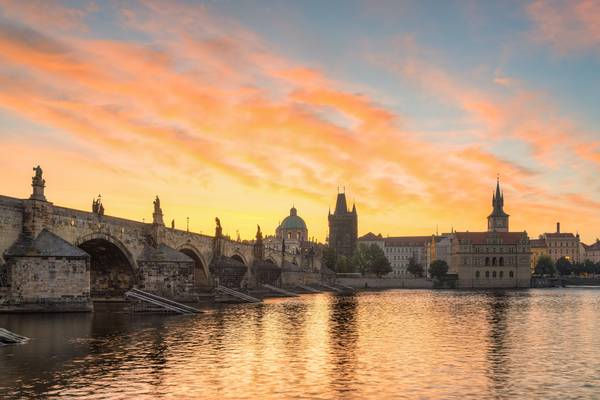 Sonnenaufgang in Prag von Michael Valjak