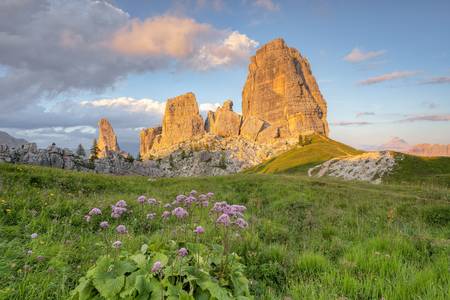 Cinque Torri in den Dolomiten in der Abendsonne