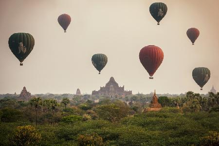 Luftballons über Bagan