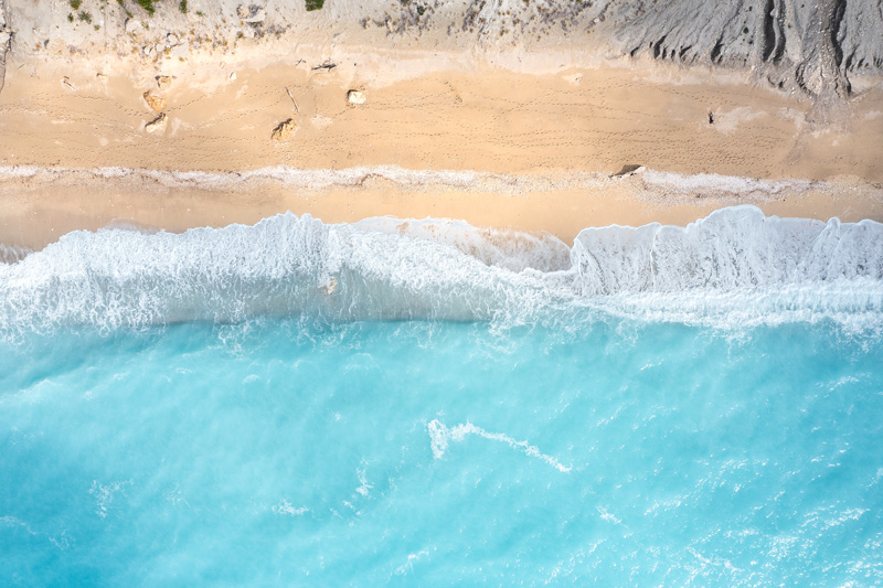 Wellen am Strand III, Sand und Türkises Wasser, Entspannung, Urlaub und Freiheit von Miro May