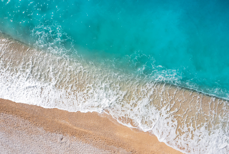 Wellen am Strand V, Sand und Türkises Wasser, Entspannung, Urlaub und Freiheit von Miro May