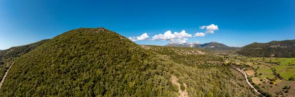 Berglandschaft aus der Vogelperspektive, Drohne auf Lefkada, Griechenland von Miro May