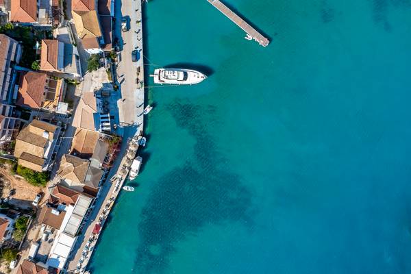 Boot im Port von Sivota. Insel Lefkada in Griechenland. Mediterran von Miro May