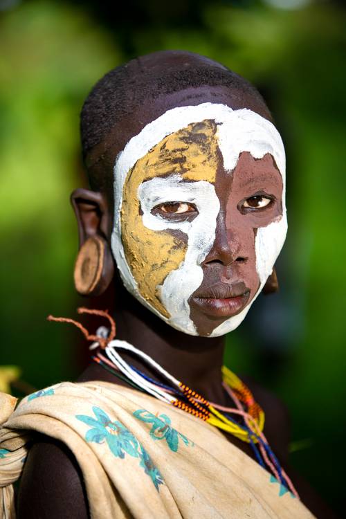 Fotografie, Portrait Afrikanische Frau aus dem Suri Stamm in Omo Valley, Äthiopien. von Miro May