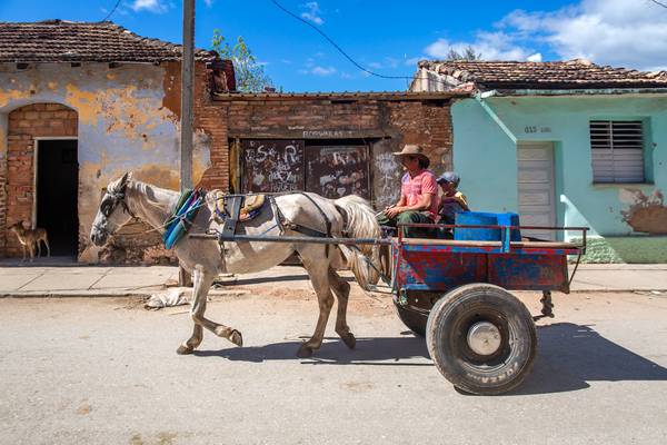 Horse-drawn carriage in Trinidad, Cuba, Street in Kuba von Miro May