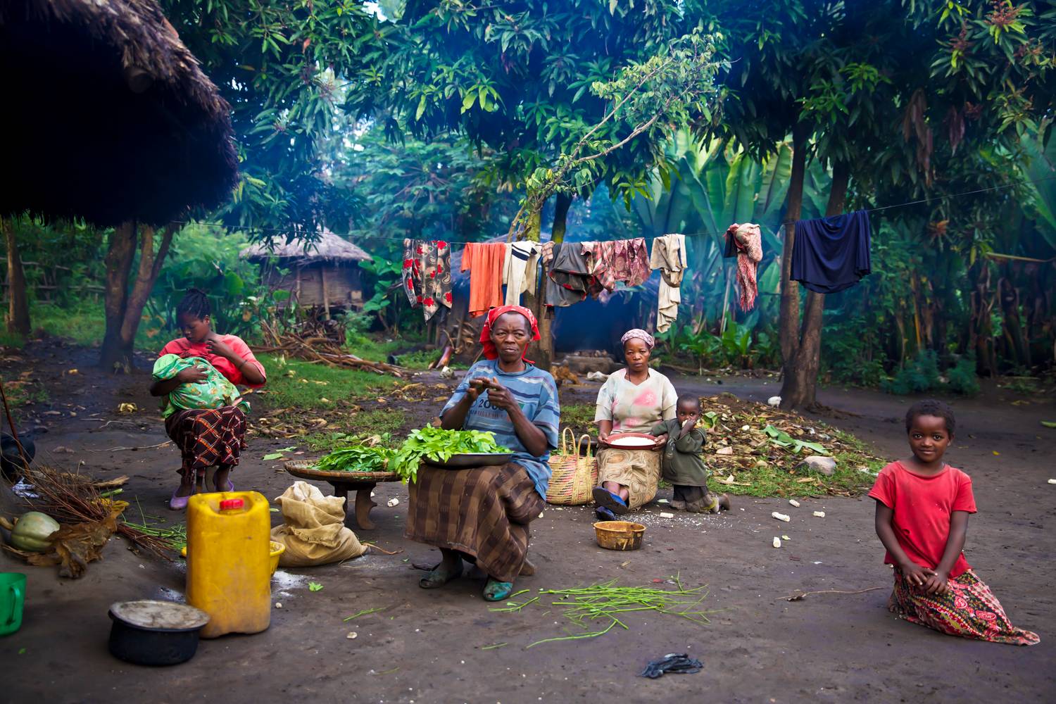 Menschen im Dorf in Äthiopien, Afrika. von Miro May