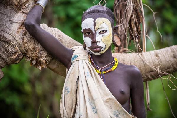 Porträt Frau am Baum Suri / Surma Stamm in Omo Valley, Äthiopien, Afrika von Miro May
