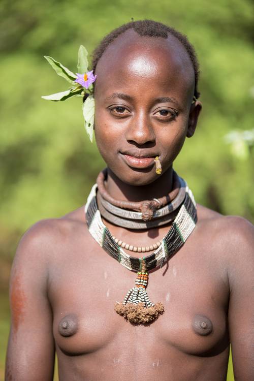 Porträt Junge Frau aus dem Hamer Stamm, Menschen in Omo Valley, Afrika von Miro May