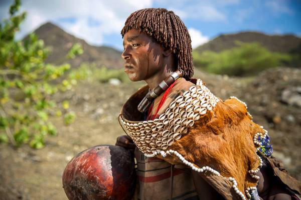 Porträt verheiratete Frau aus dem Hamer Stamm in Omo Valley, Äthiopien, Afrika von Miro May