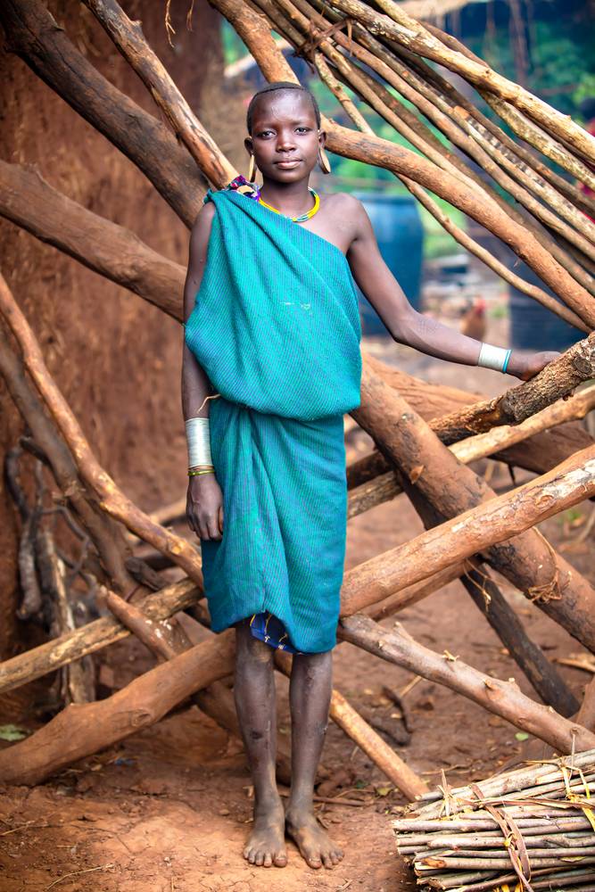 Portrait einer Frau in Omo Valley, Suri Stamm Äthiopien, Afrika von Miro May
