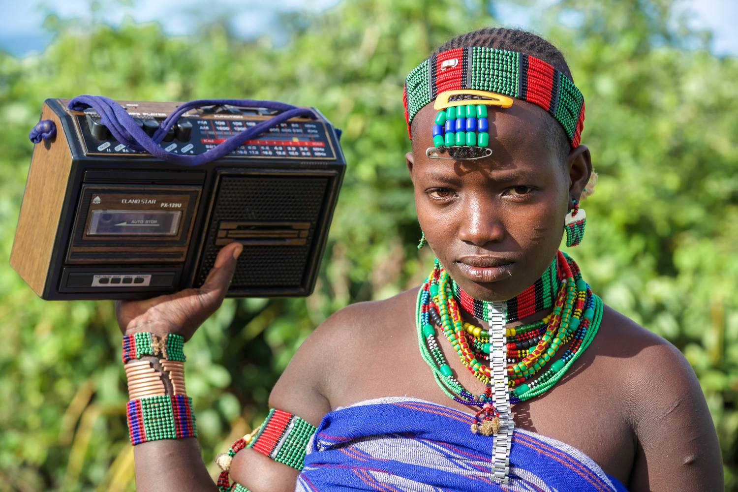 Portrait Frau, Musik in Omo Valley, Äthiopien, Afrika von Miro May