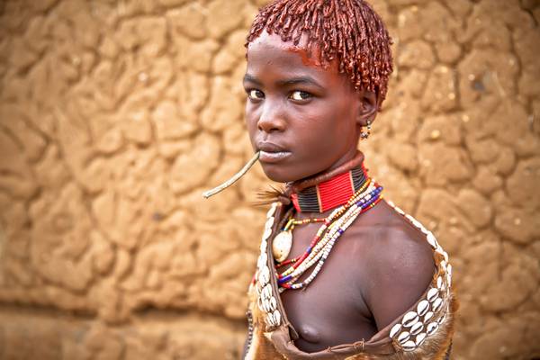 Portrait junge verheiratete Frau aus dem Hamer Stamm in Omo Valley, Äthiopien, Afrika von Miro May