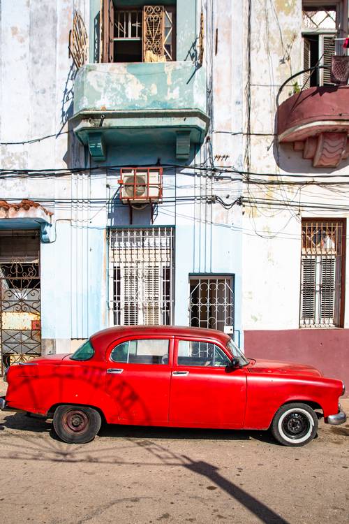 Red Oldtimer in Havana, Cuba. Street in Havanna, Kuba von Miro May