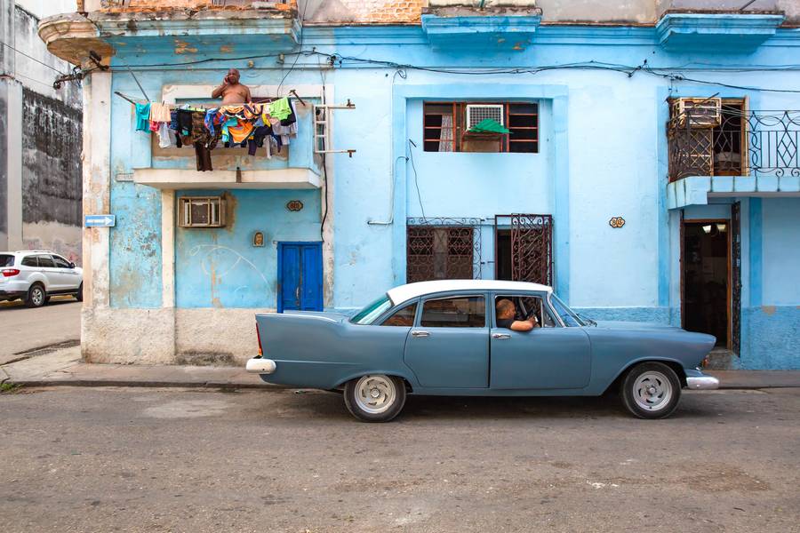 Small talk and laundry, Havanna, Kuba von Miro May