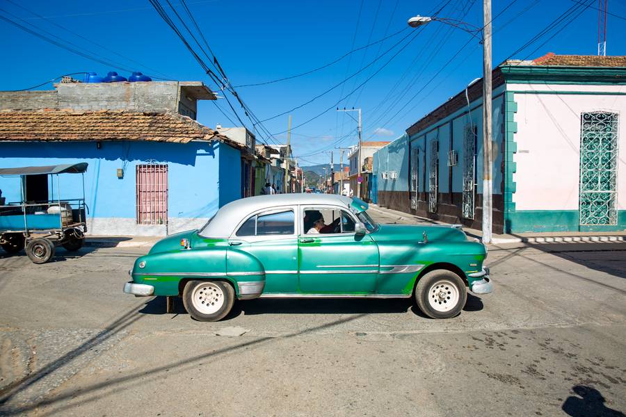 Straßenkreuzung in Trinidad, Cuba von Miro May