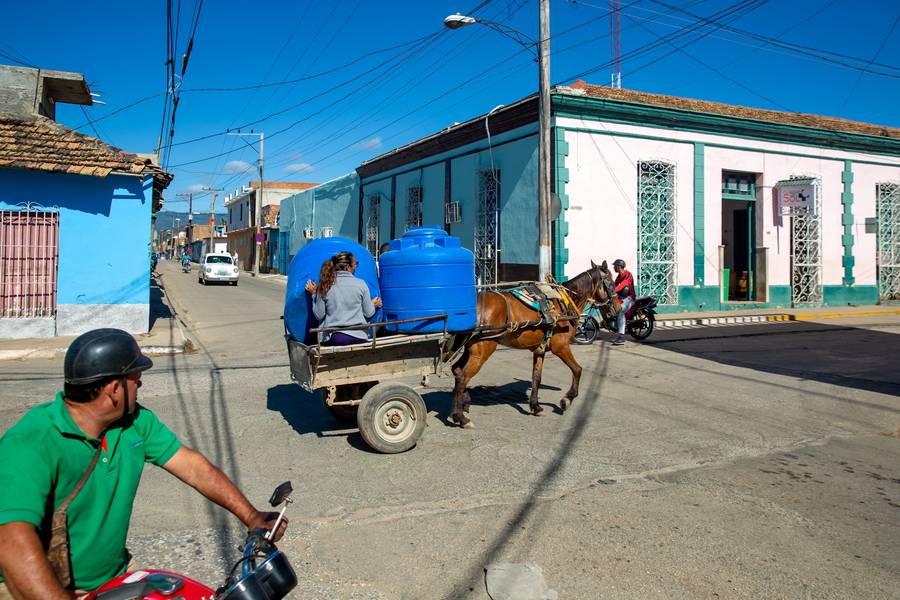 Straßenkreuzung in Trinidad, Cuba II von Miro May