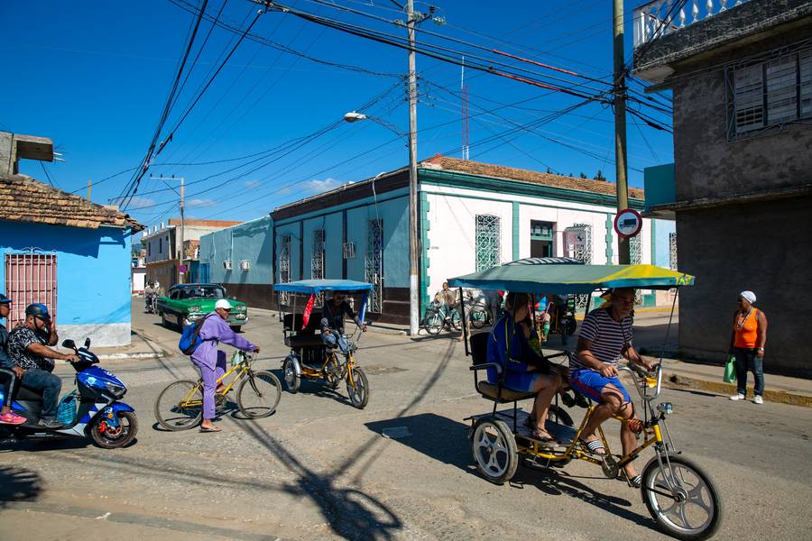 Straßenkreuzung in Trinidad, Cuba III von Miro May