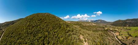 Berglandschaft aus der Vogelperspektive, Drohne auf Lefkada, Griechenland 2021