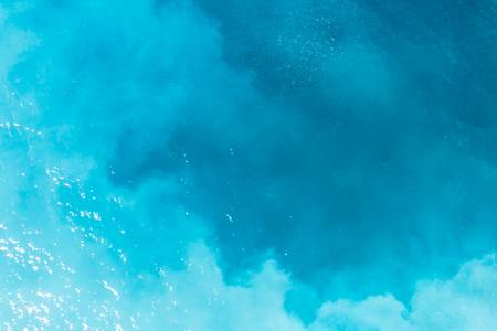 Blau und Türkises Wasser, Entspannung, Urlaub und Freiheit. Mediterran 2021