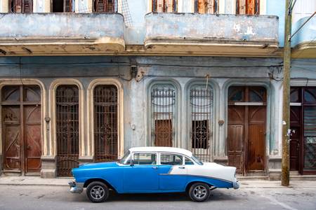 Blue white old-timer in Havana, Cuba, Kuba 2020