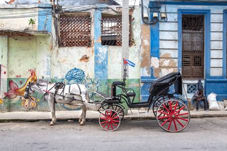 Coach in Havana, Cuba. Street in Havanna, Kuba. 2020