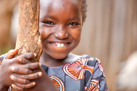 Fotografie, Porträt lachendes Mädchen in Äthiopien, Afrika. Kinder der Welt 2016