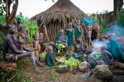 Menschen in einem Suri Dorf in Äthiopien, Afrika. 2013