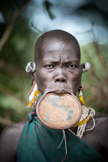 Porträt alte Frau aus dem Suri / Surma Stamm mit Lippenteller in Omo Valley, Äthiopien, Afrika 2016