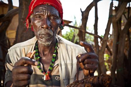 Porträt alter Mann aus dem Hamer Stamm in Omo Valley, Äthiopien, Afrika 2016