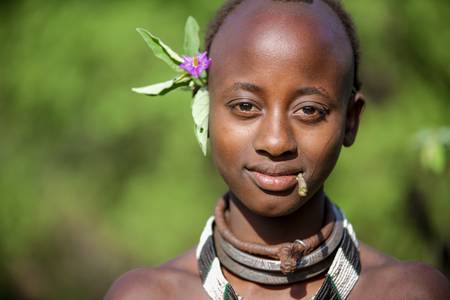 Porträt Frau aus dem Hamer Stamm, Menschen in Omo Valley, Äthiopien, Afrika 2016