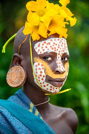 Porträt Frau mit Blume aus dem Suri / Surma Stamm in Omo Valley, Äthiopien, Afrika 2016